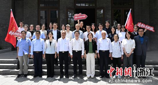 
图为：相关领导与探访团、青年宣讲团合影。中新社记者 王刚 摄