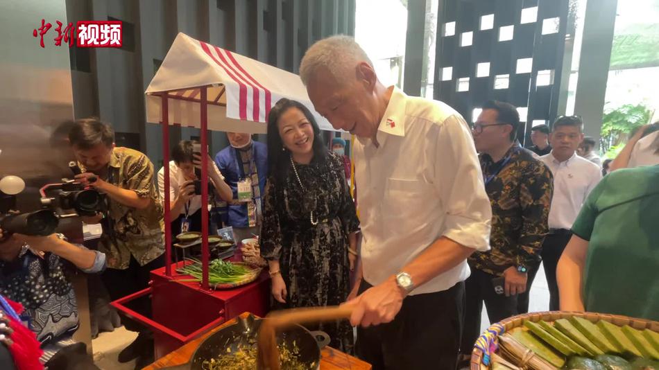 新加坡国务资政李显龙到访广西：在南宁体验打油茶