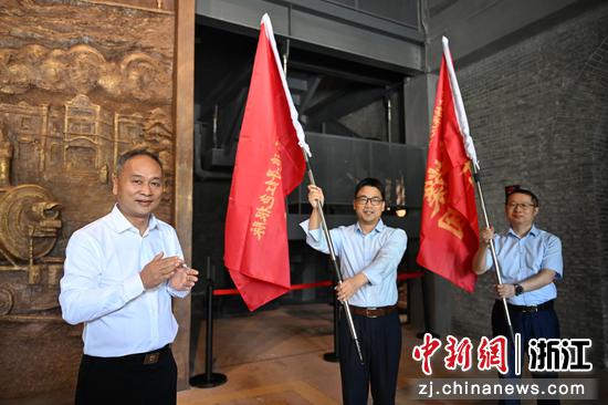 　　
图为：中新社（北京）国际传播集团有限公司浙江分公司执行总经理胡旭明为探访团、青年宣讲团授旗。中新社记者 王刚 摄
