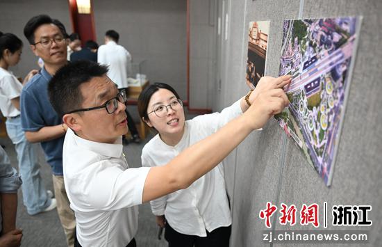 图为：活动成员在嘉兴市档案馆参观。中新社记者 王刚 摄