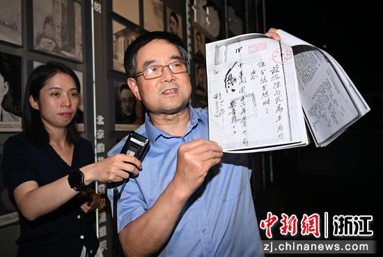 　　
图为：嘉兴市文史研究馆馆员、嘉兴大学红船精神研究中心原执行主任、教授陈水林讲述其考证历史细节的故事。中新社记者 王刚 摄