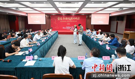 图为：探访团、青年宣讲团成员交流分享。中新社记者 王刚 摄