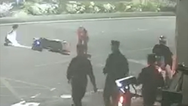 营区门口突发交通事故 武警官兵迅速救援