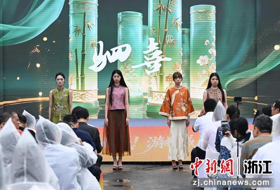 
图为：四季青服装特色街区模特展示服装设计作品。中新社记者 王刚 摄