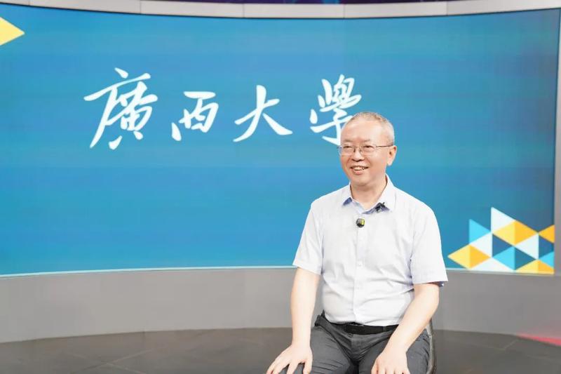 王仕勇。王以照 摄