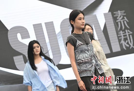 图为：四季青服装特色街区模特展示服装设计作品。中新社记者 王刚 摄