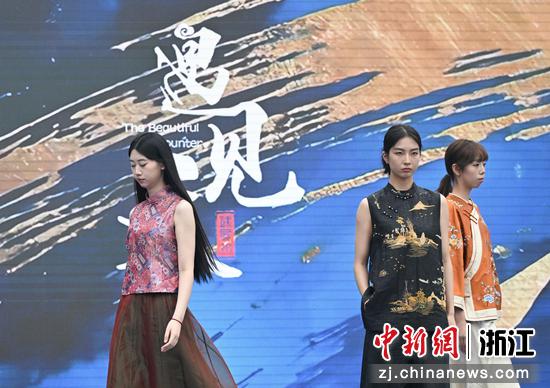 
图为：四季青服装特色街区模特展示服装设计作品。中新社记者 王刚 摄