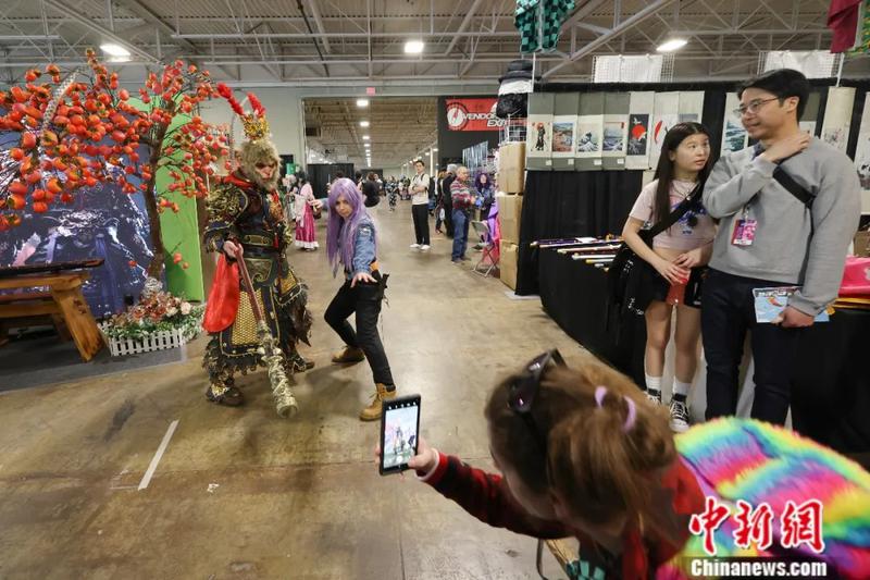 当地时间5月25日，加拿大多伦多，在北美动漫节上，一位动漫coser(角色扮演者)以中国国产游戏《黑神话：悟空》的悟空形象现身，吸引动漫迷合影。中新社记者 余瑞冬 摄