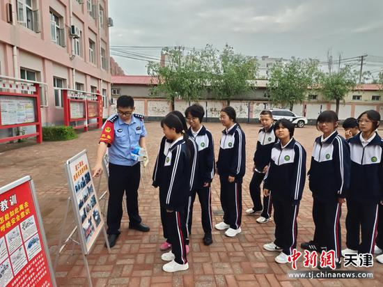 天津铁路警方开展“5·26我爱路”宣传教育活动