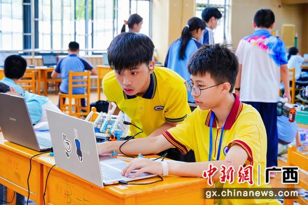 合作编程调试。颜杰 摄