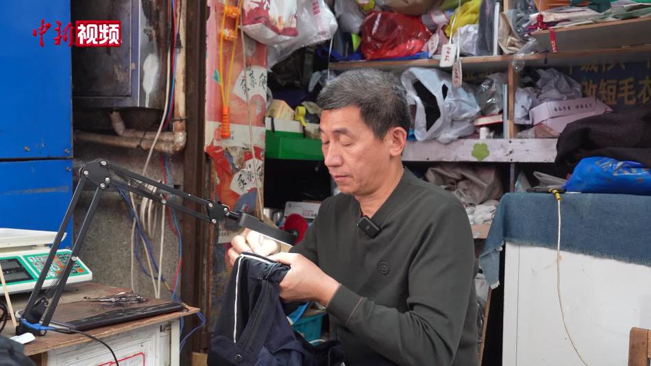 广西织补男工“像素级”复原衣物破洞 修补时光回忆