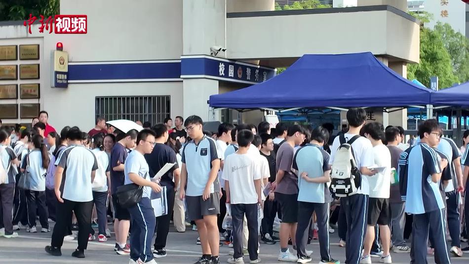高考首日显温情：交警助力残障学子“无障碍”进场考试