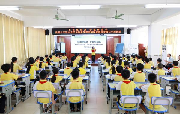 专题讲座在百色市爱新小学开展。李秀悦 摄