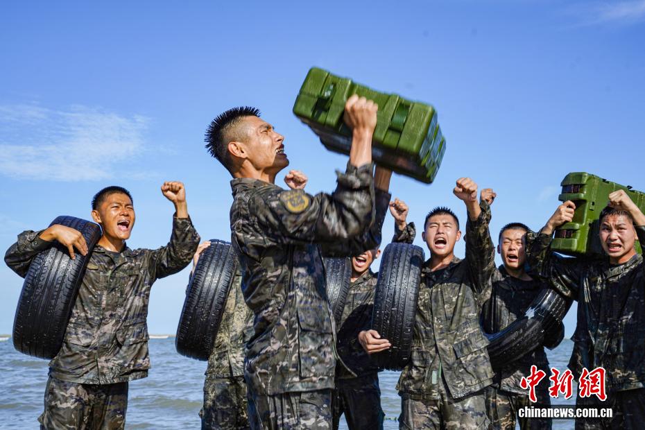 直击广西防城港武警官兵海训劈波斩浪