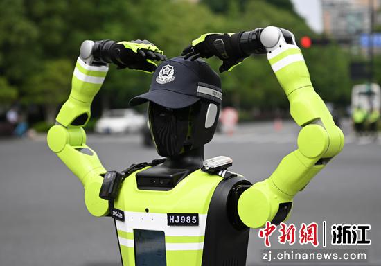 
图为：“985”号AI交管机器人做出“比心”动作祝福考生。中新社记者 王刚 摄
