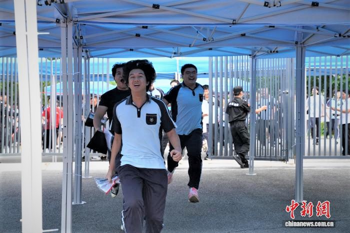 广西高考落幕 家人送上鲜花与拥抱