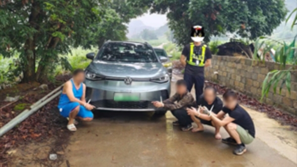广西凭祥：民警截停可疑车辆，3名偷渡人员在边境落网