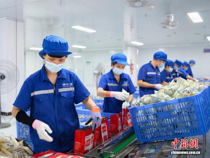 广西学校托起“创业梦” “00后”开拓免煮柳州螺蛳粉新赛道