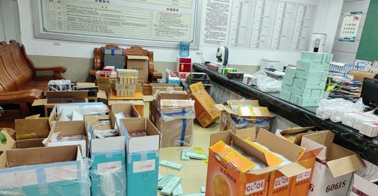 图为宜州烟警联合行动查获的涉案物品。覃业军 摄