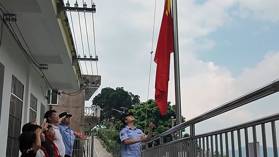 广西宁明：边境民警前往大山深处 为5名孩子升起国旗