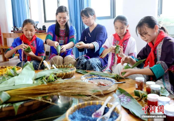 广西三江侗乡学子迎端午品民俗
