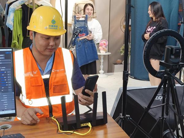 “90后”技术人员正在保障直播间现场网络。申蓓 摄