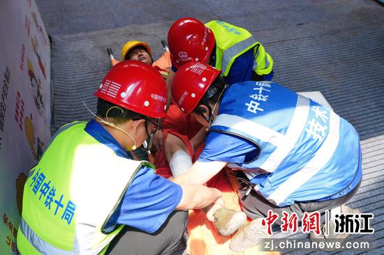图为：工作人员在演练中模拟救援“伤员”。中新社发 杨福江 供图