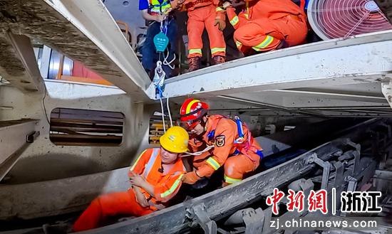 
图为：工作人员在演练中模拟救援“伤员”。中新社发 杨福江 供图