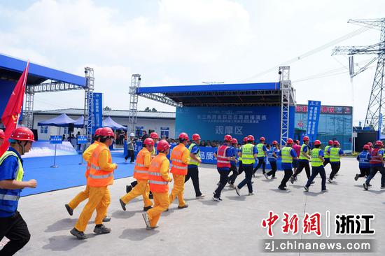 图为：不同工种的工作人员参与应急演练。中新社发 杨福江 供图