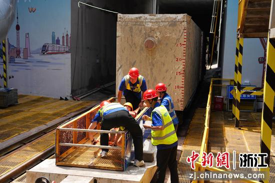 
图为：工作人员在演练现场模拟转运“伤员”。中新社发 杨福江 供图