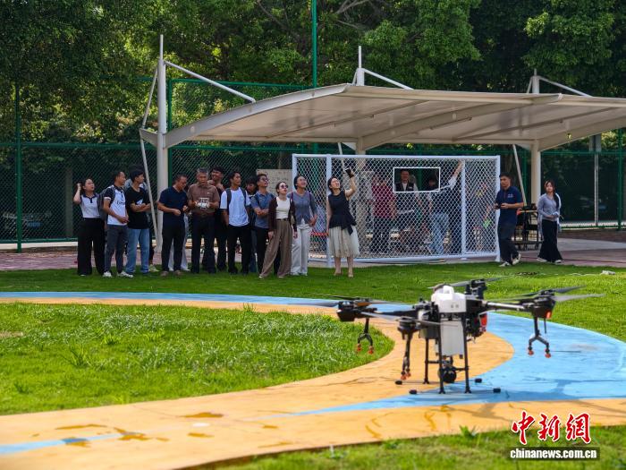 老挝学生广西研学AI 盼无人机“飞”回国助农