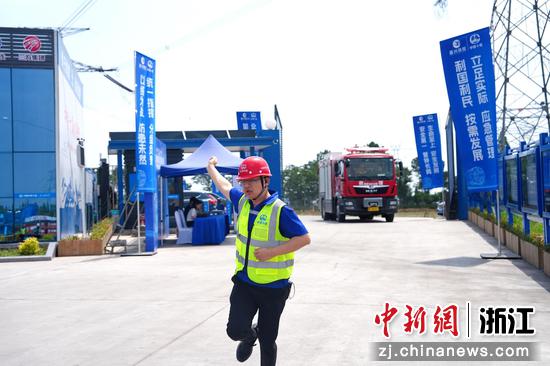 图为：工作人员在演练现场引导消防车。中新社发 杨福江 供图