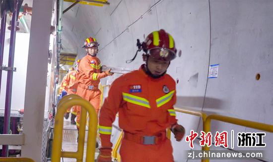 图为：消防救援人员参与应急演练。中新社发 杨福江 供图