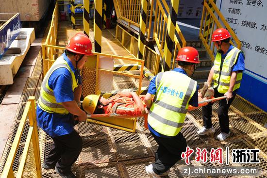 图为：工作人员在演练现场模拟转运“伤员”。中新社发 杨福江 供图