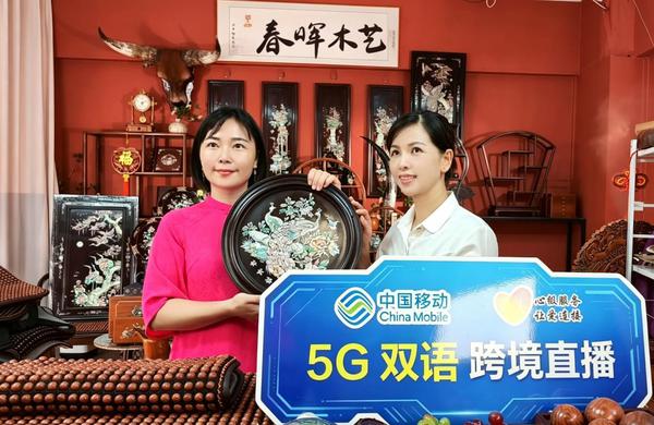 在直播间开展双语跨境直播。刘芳 摄