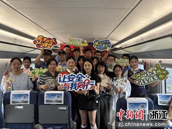 图为：旅客、乘务员、乘警合影。中新社发 高艳 摄