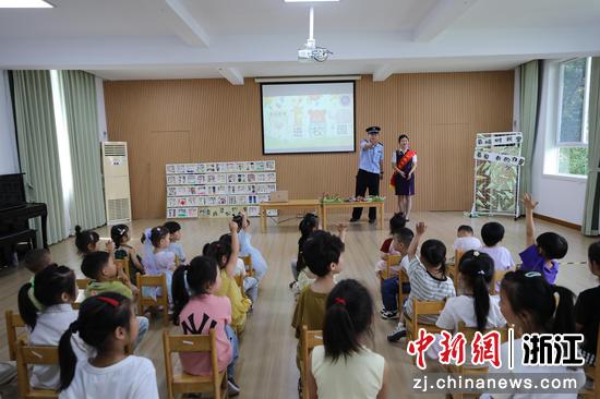 图为：乘警给小朋友上安全课。中新社发 诸葛菲 供图