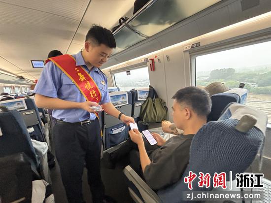 图为：乘警开展安全宣传。中新社发 高艳 摄