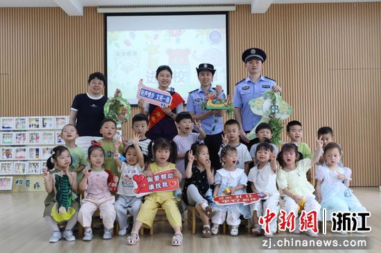 图为：活动现场的合影。中新社发 诸葛菲 供图