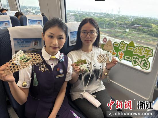 图为：乘务员和旅客进行手工制作。中新社发 高艳 摄