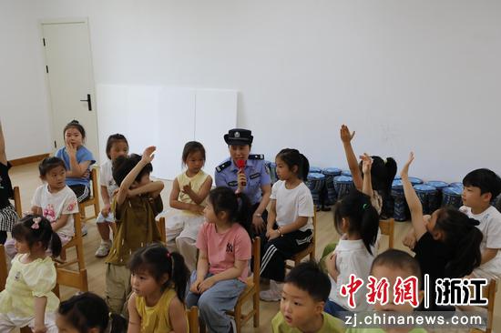 
图为：杭州乘警支队民警寓教于乐普及安全出行知识。中新社发 诸葛菲 供图