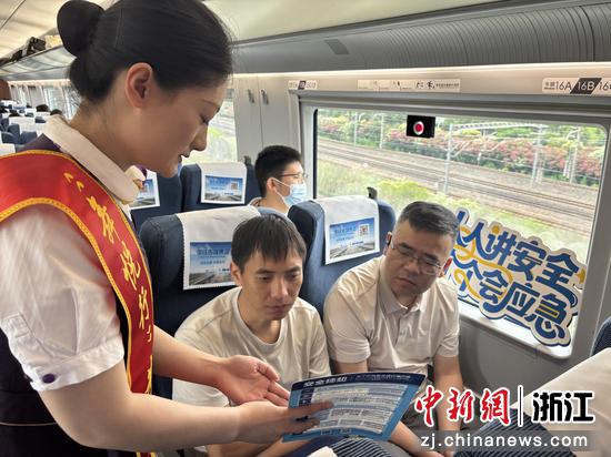 图为：乘务员开展安全宣传。中新社发 高艳 摄