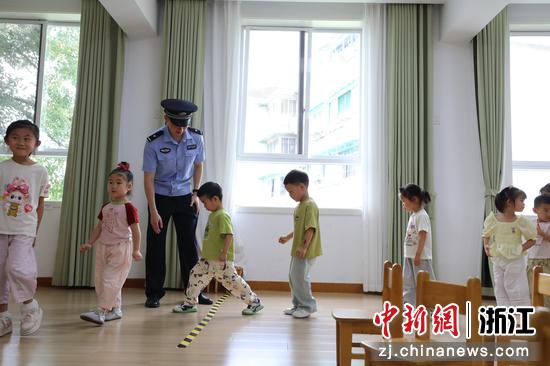 
图为：工作人员模拟站台上车引导小朋友。中新社发 诸葛菲 供图