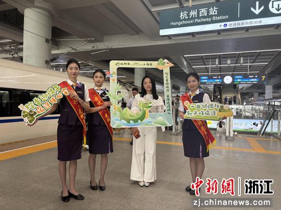 图为：乘客在站台上打卡。中新社发 高艳 摄