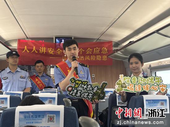 图为：乘警进行端午主题朗诵。中新社发 高艳 摄