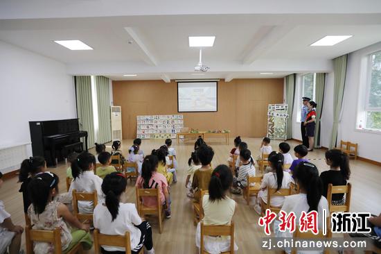 
图为：小朋友观看微动漫《西游记后传之高铁风波》。中新社发 诸葛菲 供图