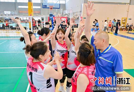 图为：选手们赛前加油。中新社发 赛事组委会 供图