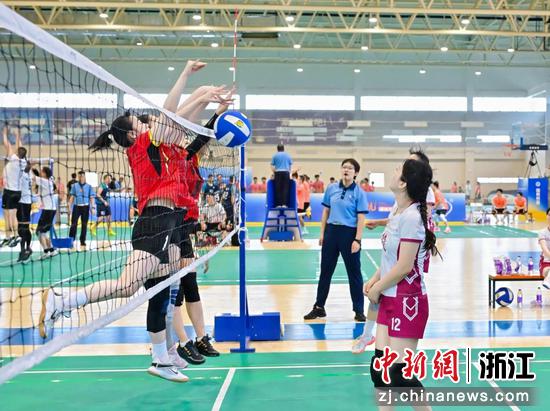 图为：参赛者共同防守。中新社发 赛事组委会 供图
