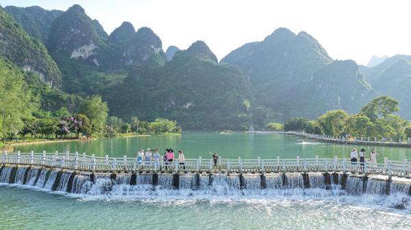田东县龙潭灵湖景区，吸引众多游客到此游玩，享受夏季清凉。周金鹏 摄