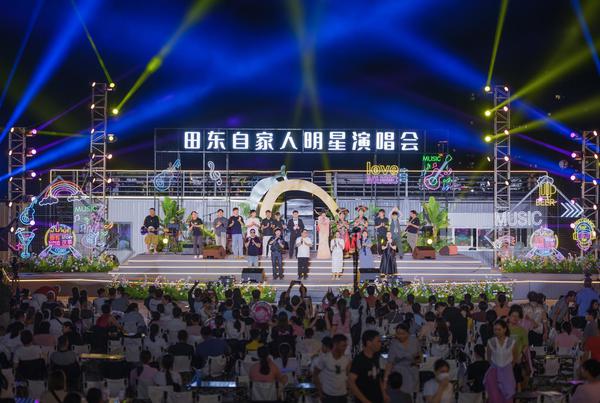 田东自家人明星演唱会，已成为芒果季期间游客与市民尽享夏夜欢乐的不容错过的视听盛宴。潘永杰 摄